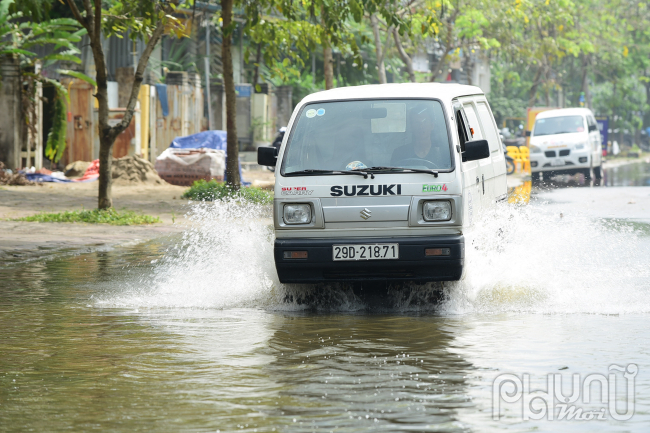 Sau cơn mưa lớn kéo dài chiều ngày 29/5, nhiều khu vực Hà Nội chìm trong biển nước, kéo theo nhiều máy móc, xe cộ của người dân bị hư hại nặng. 