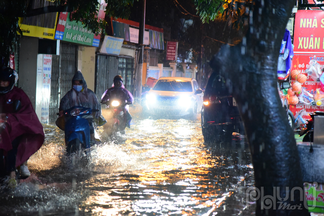 Cơn mưa như trút nước kèm theo sấm sét kéo dài khoảng 1 giờ khiến nhiều tuyến tại Hà Nội ngập úng như Xuân Đỉnh, Thụy Khuê, ven Hồ Tây, ngã tư gầm cầu Tân Xuân....