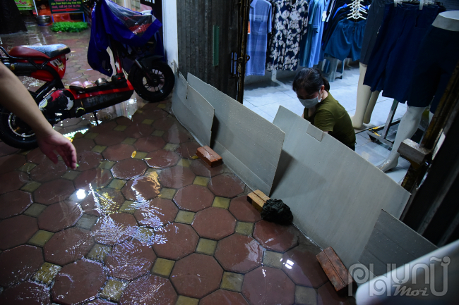 Nhà dân khu vực ngập dùng các tấm chắn ngăn nước chảy vào nhà.