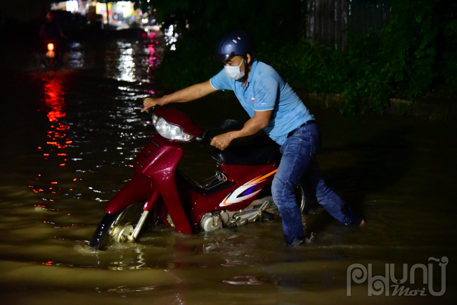 Mưa lớn khiến nhiều phố Hà Nội thành sông, nước cống dâng hòa lẫn nước mưa