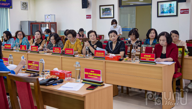 Lãnh đạo, các ban văn phòng Hội Nữ tri thức Việt Nam tham gia buổi lễ