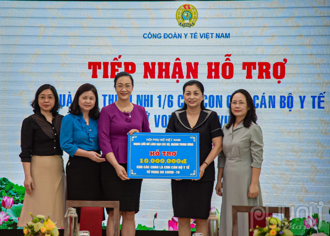 TS. Lương Ngọc Trâm, Phó Chủ tịch Mạng lưới nữ lãnh đạo các bộ, ngành Trung ương gửi hỗ trợ tới Công đoàn Y tế