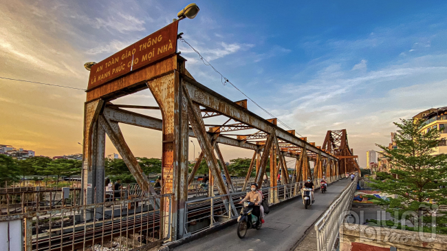Cầu Long Biên (Hà Nội) bắc qua sông Hồng được khởi công năm 1899, do Pháp thiết kế và khánh thành năm 1902. Cây cầu hơn 120 tuổi là cây cầu huyết mạch kết nối các tuyến đường sắt Hà Nội - Hải Phòng, Hà Nội - Lạng Sơn với đường sắt quốc gia đi xuyên tâm nội đô Hà Nội.