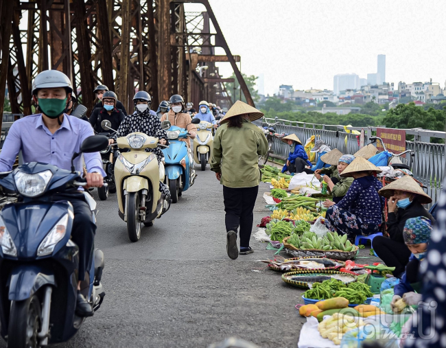 Mặc dù đã có quy định cấm hàng rong trên cầu nhưng tình trạng họp chợ vẫn diễn ra thường xuyên.
