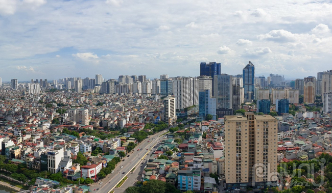 Chỉ riêng tuyến đường Lê Văn Lương đoạn giao từ đường Láng đến ngã tư Khuất Duy Tiến dài chừng 1km đã có tới 33 tòa cao ốc, mật độ dân số hơn 100.000 người.