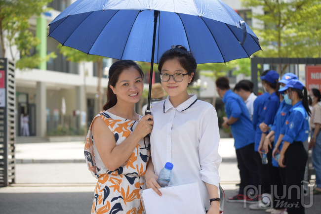 Em Nguyễn Phương Uyên học sinh trường Nghĩa Tân phấn khởi cho biết, đề thi năm nay em trúng tủ nên rất tự tin đạt kết quả tốt.