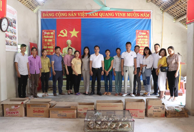 Hội đồng hương Yên Bái tại Hà Nội với Hội LHPN tỉnh Yên Bái trao 5 xuất quà hỗ trợ sinh kế cho 5 hộ nghèo tại xã Minh Tiến.