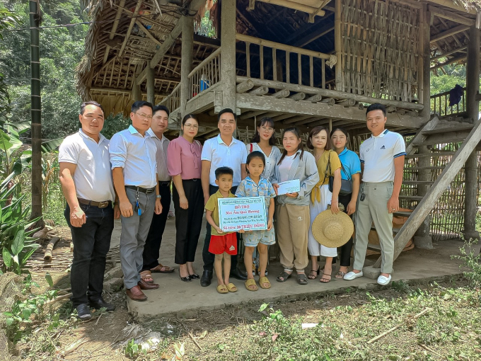 Hội đồng hương Yên Bái tại Hà Nội phối hợp với Hội LHPN tỉnh Yên trao số tiền 30 triệu cho gia đình chị Hoàng Thị Hoán.