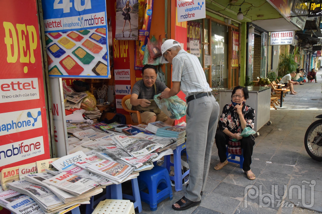 Một sạp báo nhỏ tại số 1 phố Hàng Trống (chuyển từ số 71 Hàng Trống), một trong những sạp báo đầu tiên của Hà Nội đã tồn tại được hơn 30 năm. Ở Hà Nội sạp báo giờ cũng không còn tồn tại nhiều như trước. 