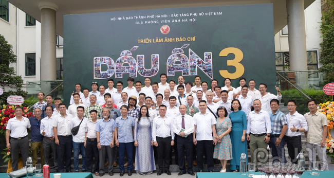 Các đại biểu cùng các thành viên CLB Phóng viên ảnh Hà Nội chụp ảnh lưu niệm.