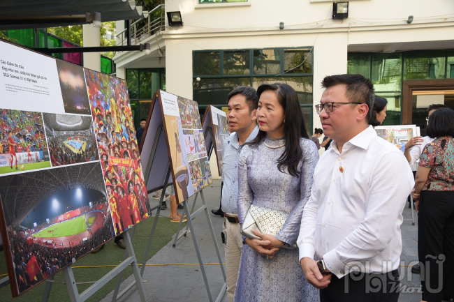 Tổng Biên tập Báo Nhân Dân Lê Quốc Minh cùng các đại biểu tham quan triển lãm ảnh.