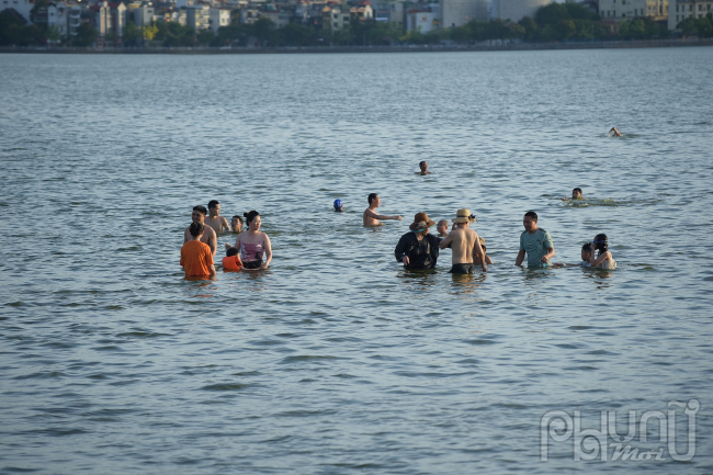  Khoảng 17h những ngày này, tại khu vực Hồ Tây đoạn phố Quảng Bá (phường Quảng An, quận Tây Hồ, Hà Nội), lại có rất đông người dân đến tắm.