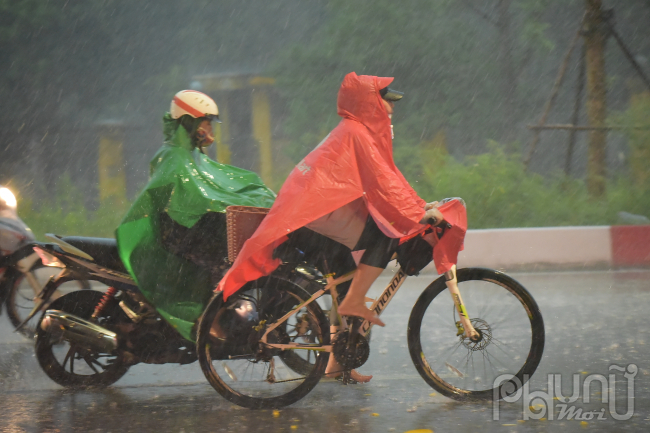   Lúc 17 giờ chiều 5/7, mưa lớn trút xuống Hà Nội và nhiều khu vực lân cận.