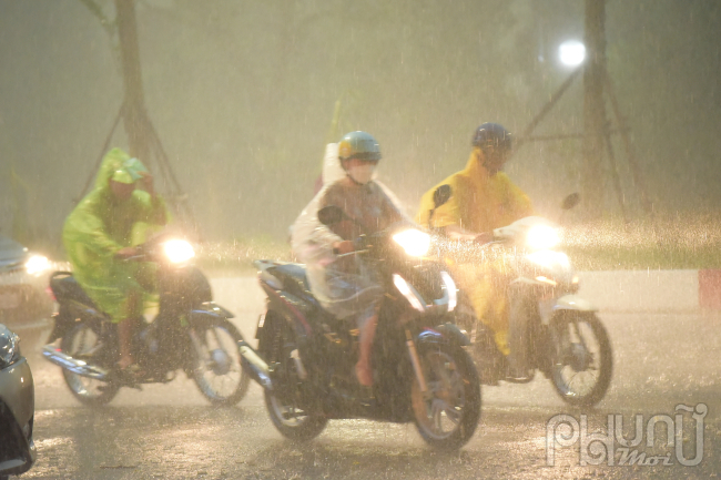 Cơn mưa vào giờ tan tầm khiến người dân gặp khó khăn khi di chuyển.
