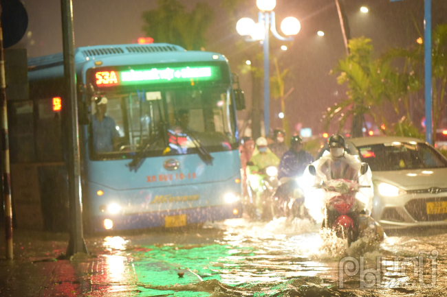 Phần đường dành cho ô tô và xe máy bị ngập sâu, nhiều phương tiện tham gia giao thông phải đi vào đường trong bến buýt Hoàng Quốc Việt.