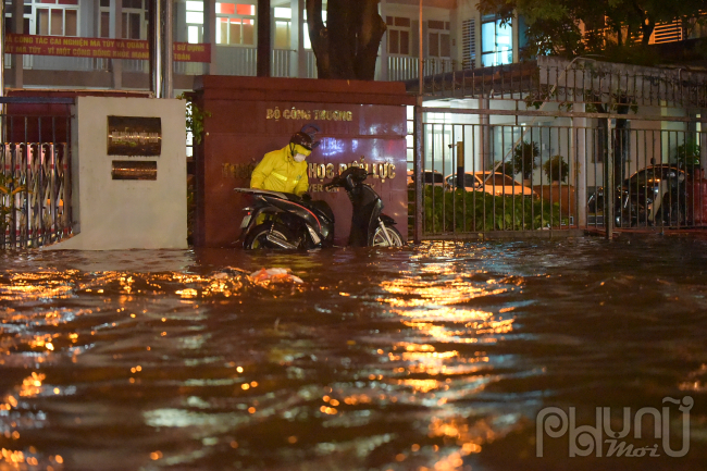 Tại Khu vực cổng trường Đại học Điện lực đường Hoàng Quốc Việt ngập sâu khoảng khoảng 1 mét.