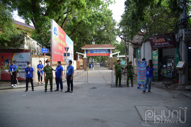 Lượng chức năng kết hợp với thanh niên tình nguyện có mặt tại Trường THPT Xuân Đỉnh – Hà Nội phân luồng giao thông hỗ trợ các thí sinh.