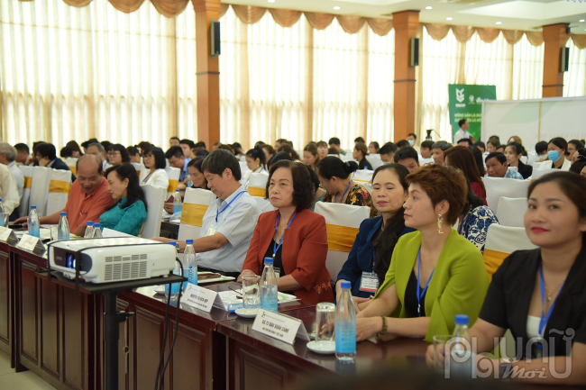GS.TS Lê Thị Hợp, Chủ tịch Hội Nữ trí thức Việt Nam tham dự hội thảo.