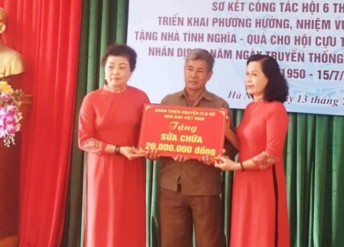 Đại diện đoàn thiện nguyện trao tặng 20 triệu đồng giúp ông Trần Văn Nho (cựu TNXP tỉnh Hà Nam) sửa nhà