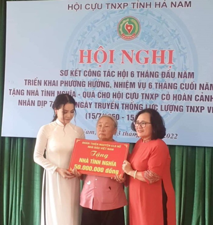Đại diện đoàn thiện nguyện trao tặng 50 triệu đồng hỗ trợ xây nhà tình nghĩa cho nữ cựu TNXP Ngô Thị Mai