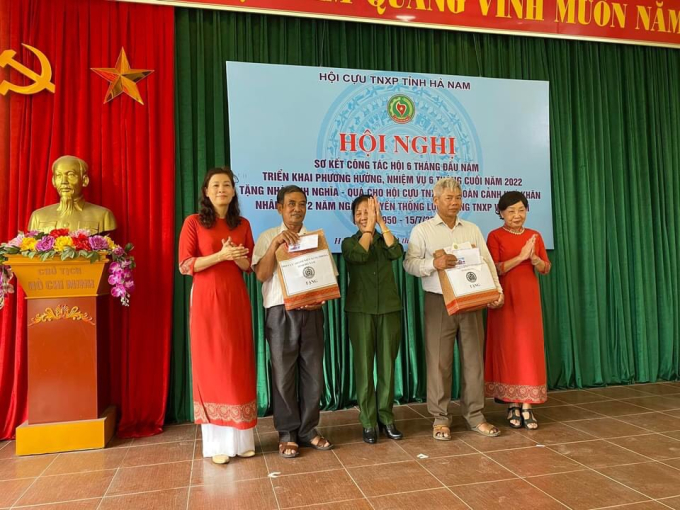 Đại diện đoàn thiện nguyện trao tặng quà cho thân nhân, gia đình anh hùng liệt sỹ, thanh niên xung phong tỉnh Hà Nam