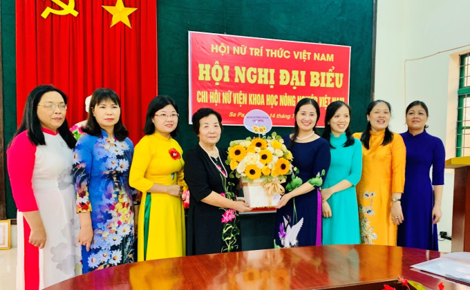 Phó Chủ tịch, ĐS. Nguyễn Thị Hồi tặng hoa chúc mừng Ban Chấp hành nhiệm kỳ 2021- 2026