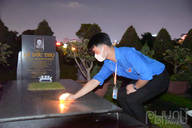 Tri ân các anh hùng liệt sĩ tại nghĩa trang Mai Dịch