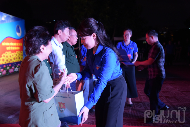 Tuổi trẻ quận Nam Từ Liêm nói riêng đang tổ chức rất nhiều các hoạt động nhằm chăm lo, thể hiện sự quan tâm sâu sắc tới các mẹ Việt Nam anh hùng, những gia đình thương binh liệt sĩ, gia đình người có công với cách mạng nhân kỷ niệm 75 năm ngày thương binh liệt sĩ.