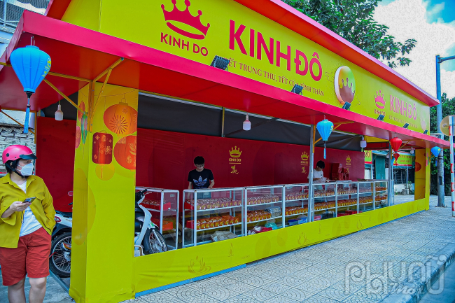 Trên các tuyến phố lớn tại Hà Nội, các thương hiệu bánh lớn như Kinh Đô, Hữu Nghị, Thu Hương... đã mở những gian hàng để đón khách mua sắm sớm cho dịp Rằm tháng Bảy.