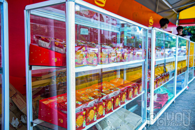 Một số sản phẩm lên kệ tại gian hàng bánh Trunh thu Kinh Đô trên đường Nguyễn Khoái