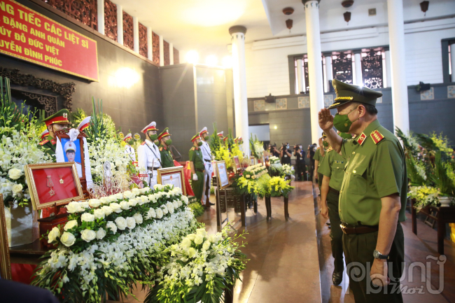 Từ 12h30, nghi thức chuẩn bị cho lễ viếng, truy điệu 3 liệt sĩ đã được hoàn tất. Thi hài cùng di ảnh các cán bộ chiến sĩ được đặt trang trọng tại Nhà tang lễ quốc gia.
