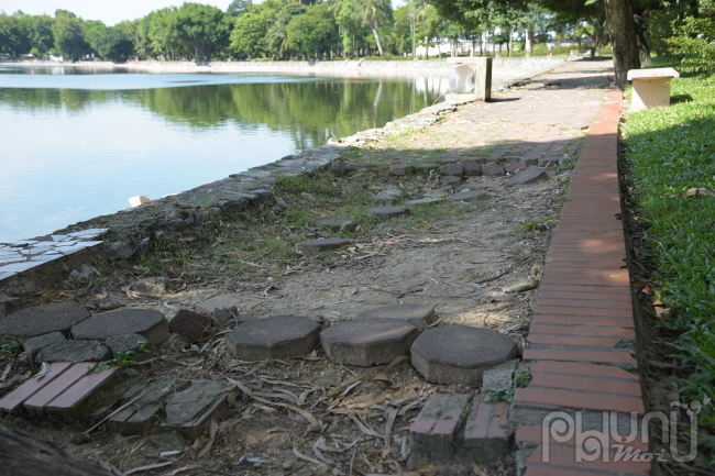 Rất nhiều đoạn đường lát gạch bị bung lên, gạch vỡ nằm rải rác nứt toác, đặc biệt là những đoạn gần bờ hồ.
