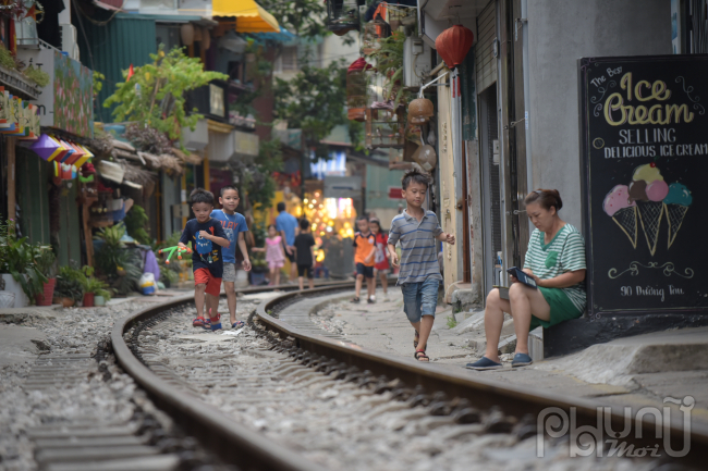 Phố đường tàu là đoạn nối giữa đường Lê Duẩn, Trần Phú, Cửa Đông và Phùng Hưng. Đoạn đường dài khoảng 2km. Theo lãnh đạo UBND quận Hoàn Kiếm, 100% các hộ kinh doanh tại đây vi phạm hành lang an toàn giao thông đường sắt.