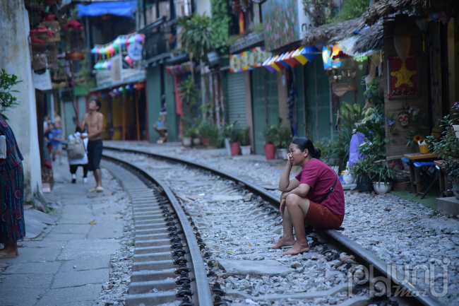 Sáng ngày 15/9, lực lượng chức năng đã dựng rào chắn tại các lối vào đường tàu trên phố Phùng Hưng, Trần Phú (quận Hoàn Kiếm, Hà Nội), cấm tất cả du khách đến khu vực này uống cà phê và chụp ảnh.