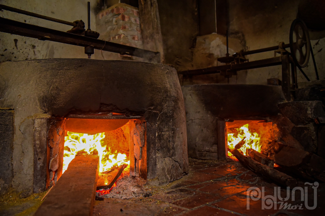 Bếp lò để rang cốm thường phải đắp xỉ than và được đốt bằng củi. Chảo rang cốm thường bằng gang đúc, như vậy từng hạt cốm khi rang xong không bị cháy, vẫn mềm dẻo và thơm.