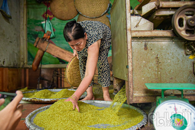 Mỗi ngày cơ sở sản xuất của anh Hoà tại làng cốm Mễ Trì sản xuất khoảng 10 tạ thóc, khoảng 250kg cốm thành phẩm được đưa ra thị trường.
