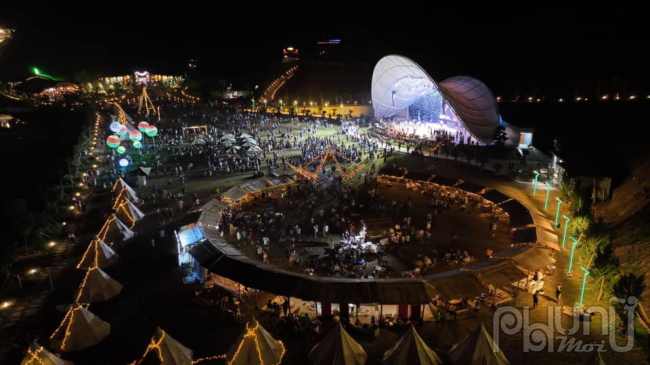 Quảng trường Khăn Piêu với diện tích khoảng 15.000 m2, với hệ thống âm thanh, ánh sáng hiện đại có thể tổ chức các chương trình hạng A, lễ hội lớn của Quốc tế và trong nước.