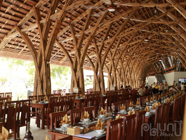 Hệ thống nhà hàng TaBamboo – thiết kế xây dựng toàn bộ bằng tre và lợp guột, với diện tích khoảng 2.900 m2 phục vụ được trên 1.000 khách trên lượt chuyên phục vụ các món Âu, Á và đặc sản Tây Bắc.
