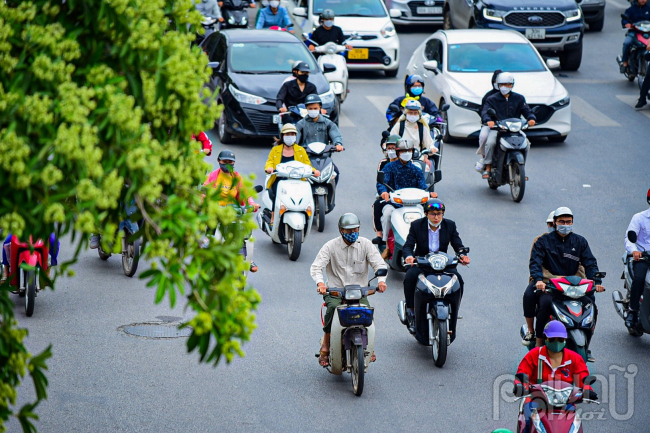 Hà Nội và các tỉnh miền Bắc đợt đón không khí lạnh đầu tiên trong năm, trời nổi gió to khiến người đi đường phải mặc áo khoác ra đường.