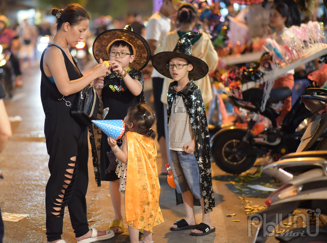 Cảnh tại phố Hàng Mã (quận Hoàn Kiếm, Hà Nội), đối tượng đi chơi phần nhiều là các phụ huynh đưa các em nhỏ đi ngắm phố phường. Halloween trong tháng 10, đúng tiết trời thu nên thời tiết đẹp và dễ chịu.