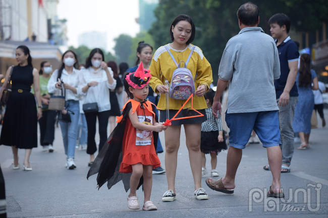 Chiều ngày 30/10 tại phố đi bộ Hồ Hoàn Kiếm đã xuất hiện nhiều bộ trang phục hoa trang được trẻ em khoác lên dạo chơi.