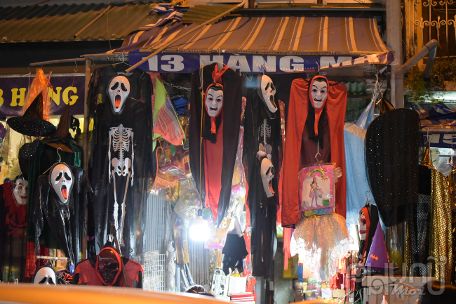 Không khí Halloween tràn ngập trên phố Hàng Mã với nhiều gam màu hình thù. Các sản phẩm như đồ hóa trang, đồ vật trang trí phục vụ lễ hội Halloween... được mua nhiều nhất