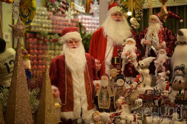 Ngoài ra một số cửa hàng đã bày bán đồ chơi Noel từ thời điểm hiện tại