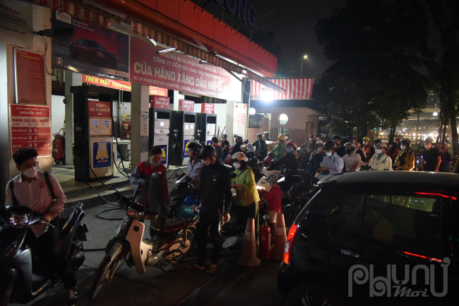 Cửa hàng xăng dầu 181 Hoàng Quốc Việt cũng quá tải, đa số các cửa hàng đều bán 50 nghìn cho xe máy và 300 cho ô tô.