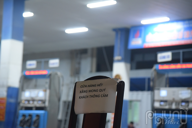 Thông báo hết xăng tại cửa hàng xăng dầu 136 Phạm Văn Đồng.
