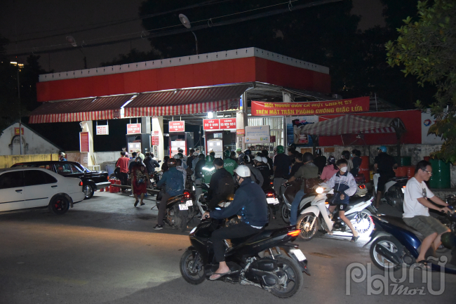 Cửa hàng xăng dầu Nguyễn Hoàng Tôn cũng trong tình trạng tương tự.