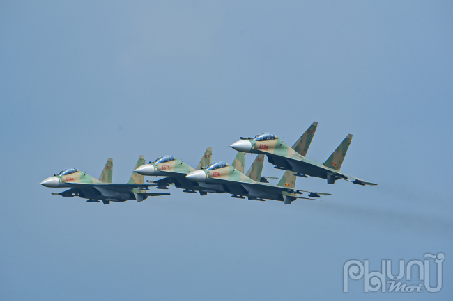 Tiêm kích Su-30 biểu diễn bay theo mô hình biên đội 4 chiếc, sau đó tách làm 2 cặp trên không trung.