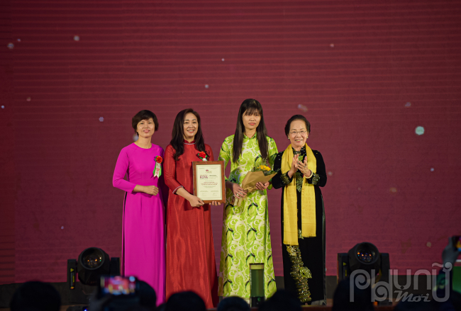 GS.TS Nguyễn Thị Doan trao giải hạng mục kiến tạo tập thể có công trình nghiên cứu khoa học công nghệ ứng dụng tiêu biểu.
