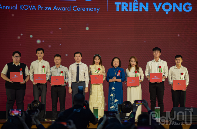 GSTS Lê Thị Hợp chủ tịch Hội Nữ trí thức Việt Nam trao giải Triển vọng cho các sinh viên học tập tốt có thành tích nghiên khoa học đến từ các trường đại học trên cả nước.