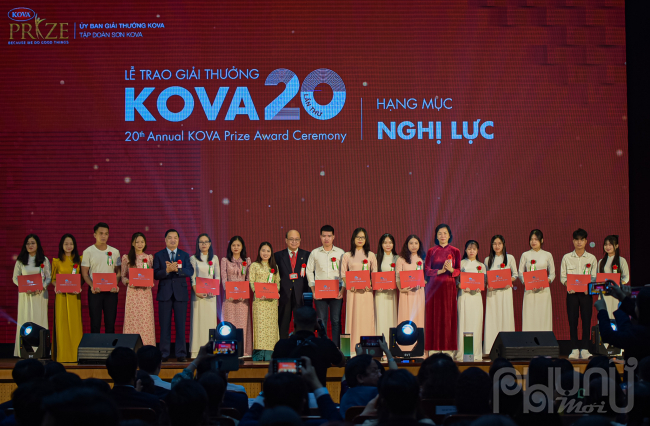 Giải thưởng KOVA cũng đã trao Học bổng Nghị lực cho 153 sinh viên vượt khó, học giỏi từ 52 trường đại học công lập trên cả nước, trị giá mười triệu đồng/học bổng.